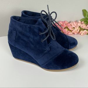 TOMS blue velvet desert wedges 6.5
